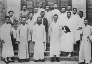 1924年9月 北京大学研究所国学门同人合影于北大三院（译学馆原址）二排左起第二人为顾颉刚，三排左起第二人为胡适。